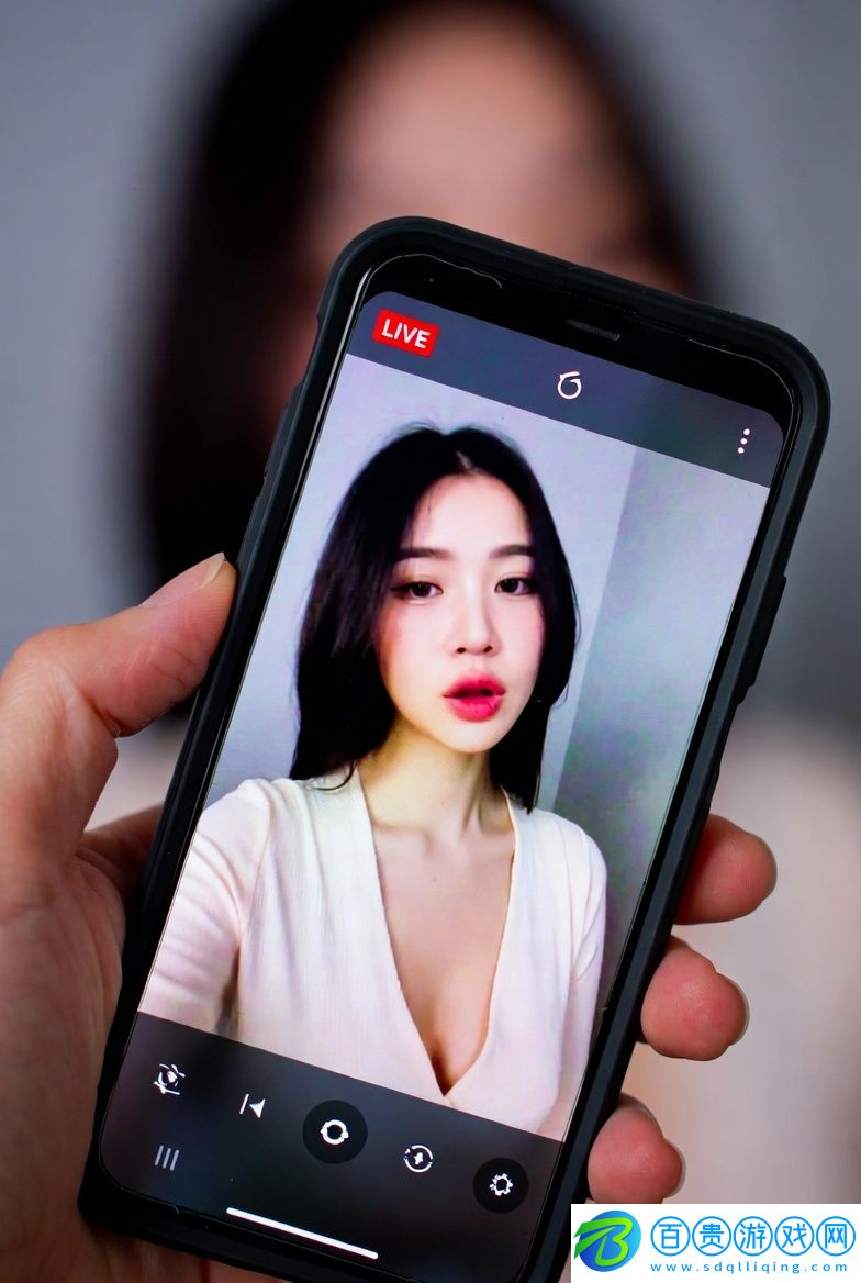 講臺上兩個人一前一后攻擊國產(chǎn)高清版